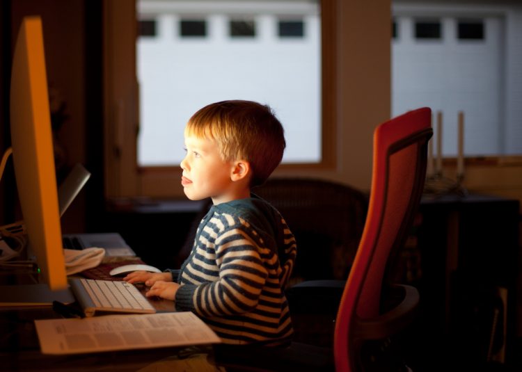 Guide: Sådan skaber I gode skærmvaner i familien