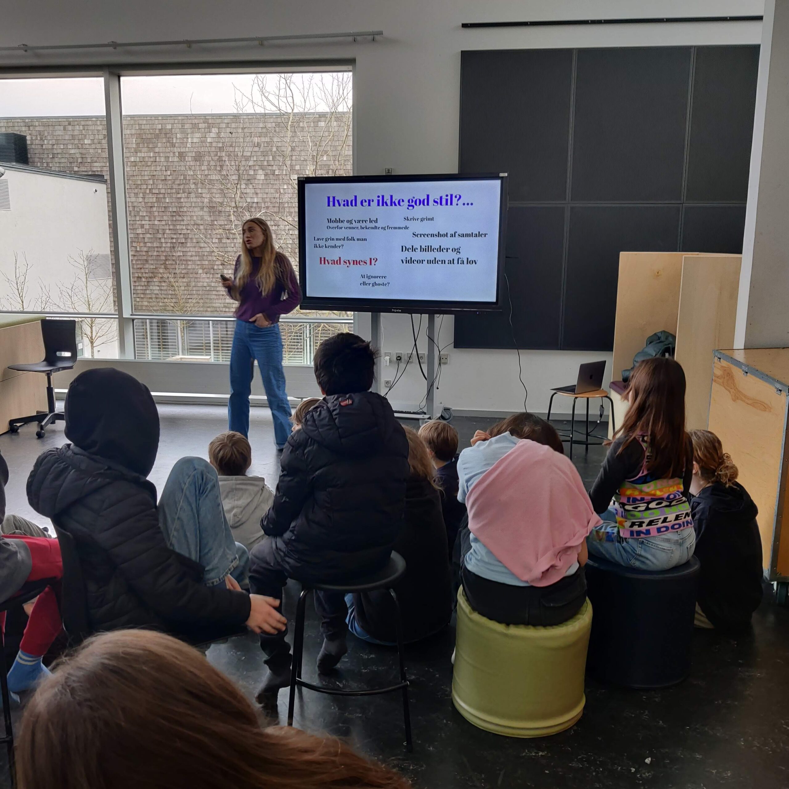 Oplægsholder fra Center for Digital Dannelse i tæt dialog med elever på en københavnsk folkeskole.