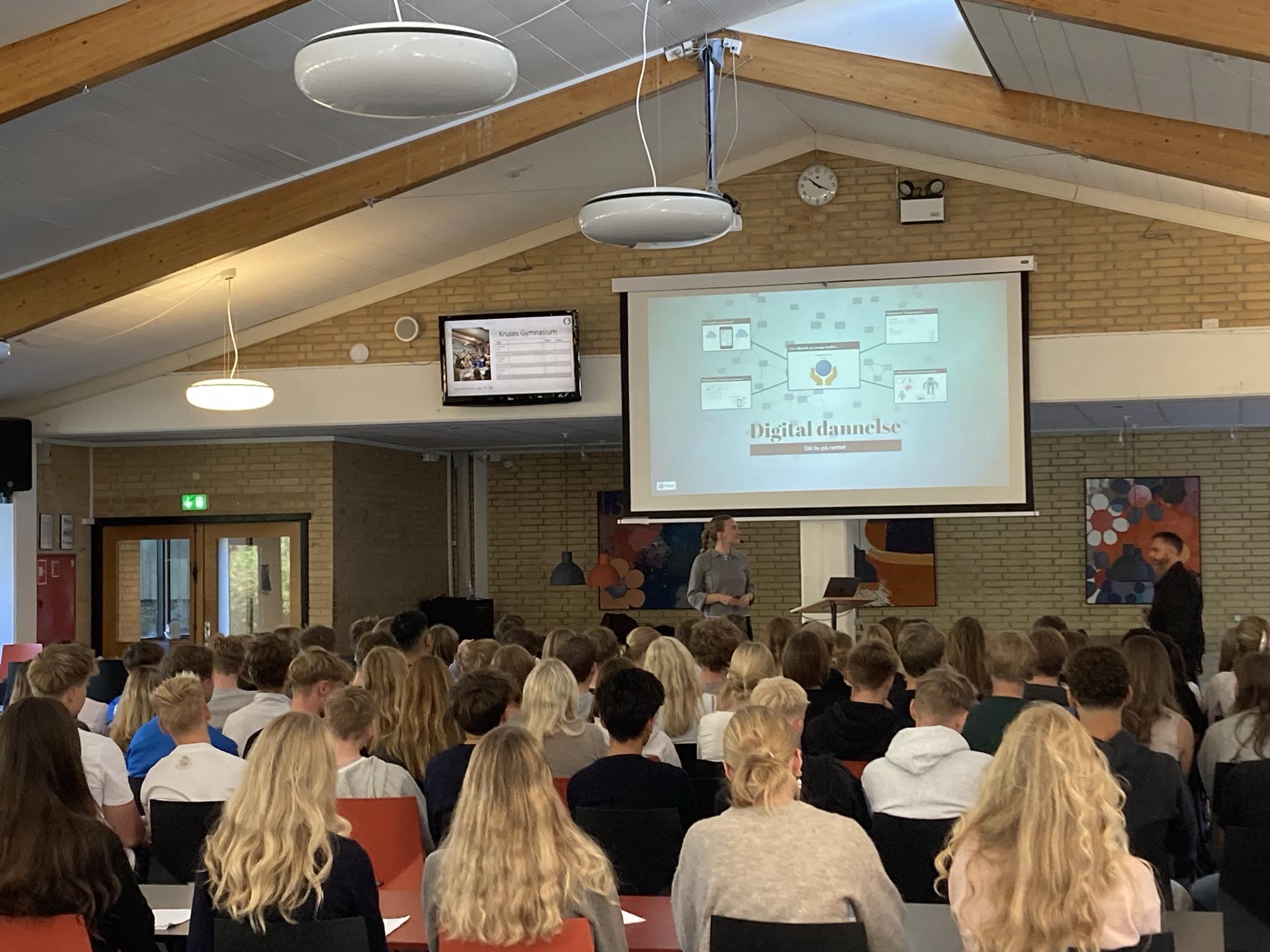 Gymnasieelever samlet til et interaktivt oplæg om digital dannelse og trivsel.